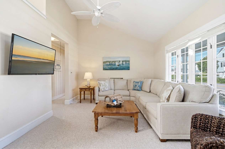 Living area 3, Moody Surfer - Coastal Retreat, York