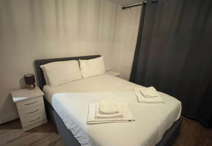 Room 2, 2-bed - Sleeps 5 - Parking - City Views, London