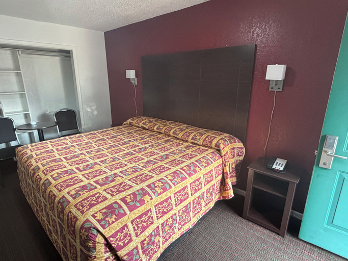 Bedroom, Trade Winds Motel, Arlington