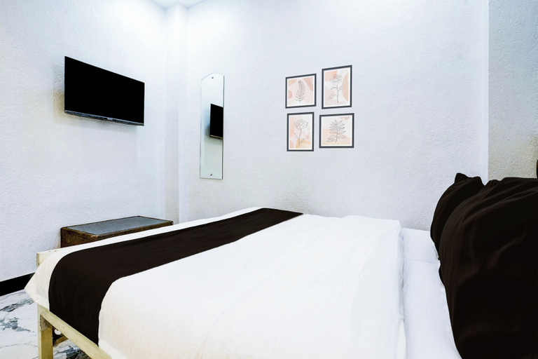 Room 4, Hotel O Khar East Near Railway Station, Mumbai Suburban