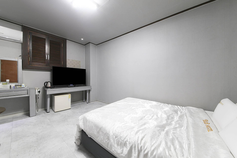 Bedroom 2, Gunsan B and B Hotel, Gunsan