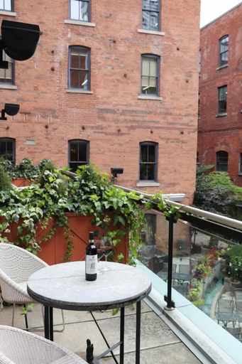 Outdoor dining 4, Aurelia House Hotel, Toronto