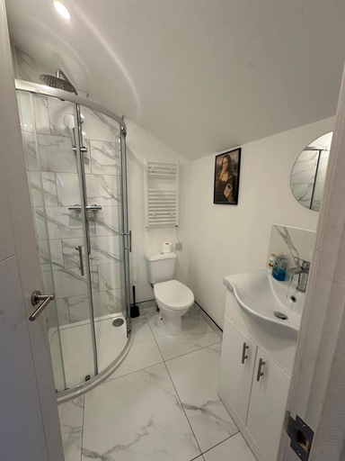 Bathroom 5, Apartment Sleeps 3 Near High Street, London