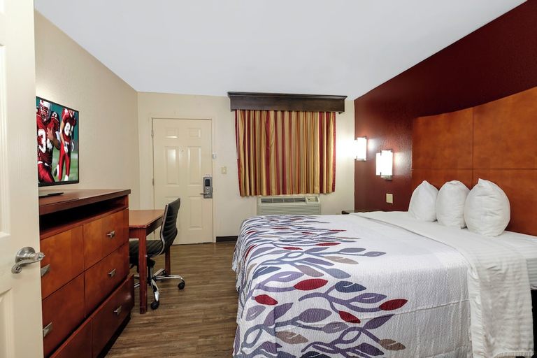 Bedroom 3, Red Roof Inn Columbus, MS, Lowndes