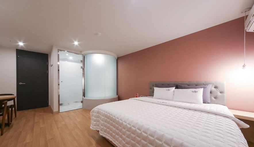 Room 5, Hotel Blanc, Dongnae