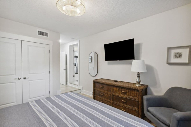 Room 2, 30+ Day Coastal Cottage Near Downtown, Nassau