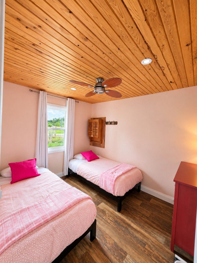 Room 4, Echo Beach Cottage Resort, Parry Sound