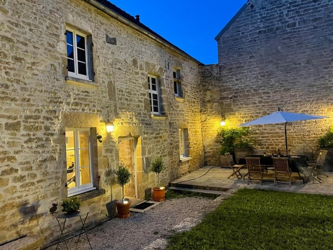 Outdoor dining, Maison Templiere, Yonne