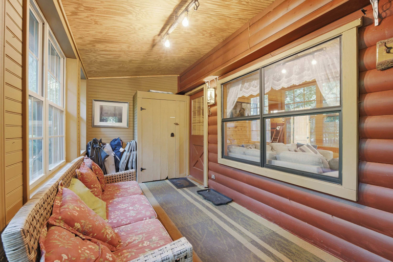 Interior 2, Bear Essentials & Hot Tub, Union
