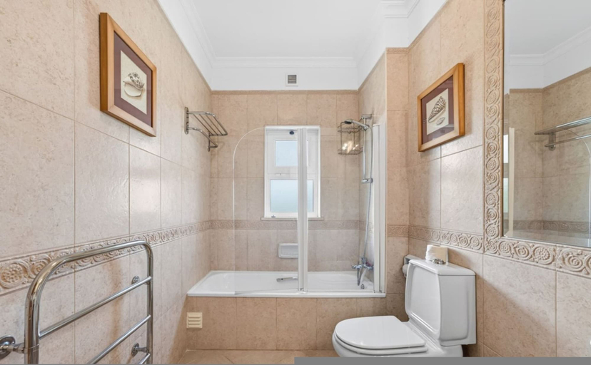 Room 4, Boavista Lakeview Golf Pool Retreat, Lagos
