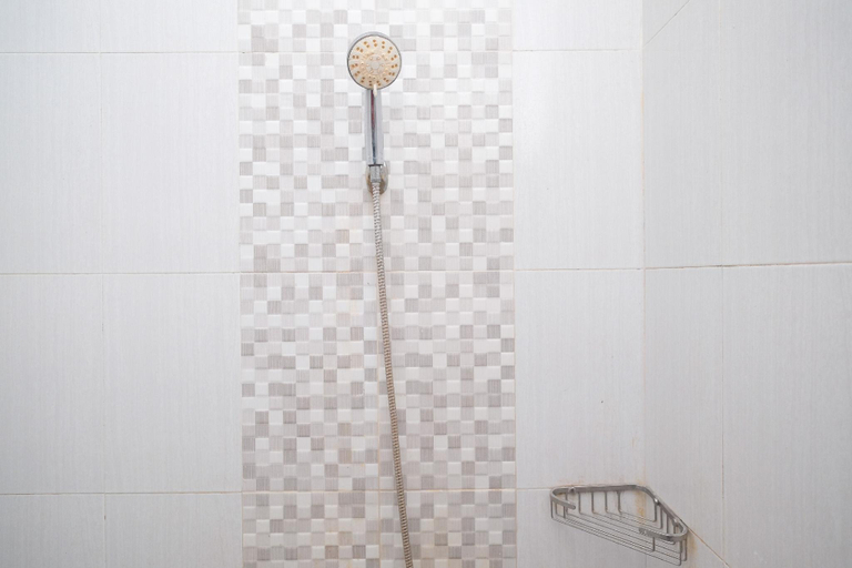 Bathroom 5, RedDoorz Syariah near Pascasarjana UGM 3, Sleman