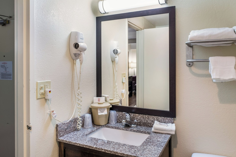 Bathroom 4, Red Roof Inn Richmond, IN, Wayne