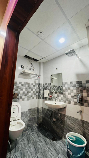 Bathroom 3, Uday Hotel, Lucknow