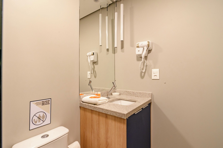 Bathroom 2, Porto by Bhomy, São Paulo