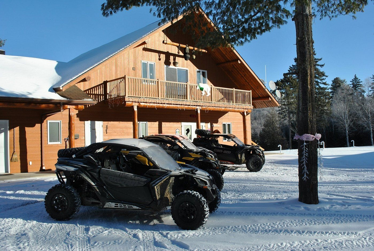 Exterior 5, L'Ours Bleu, Antoine-Labelle