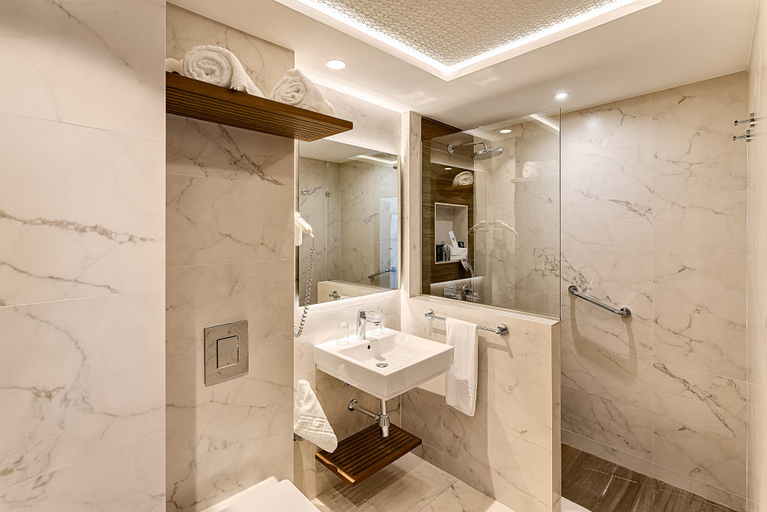 Bathroom 5, Hotel Perla Marina, Málaga