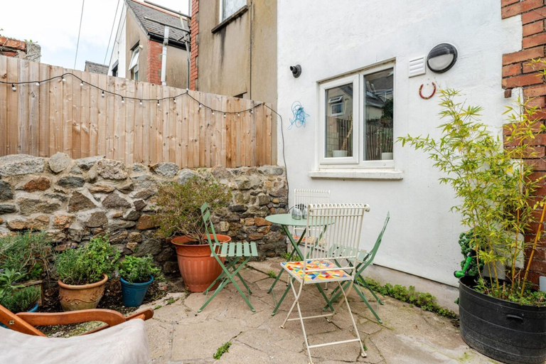 Room 3, Cardiff Bay Victorian House Garden Sleeps 5, Cardiff