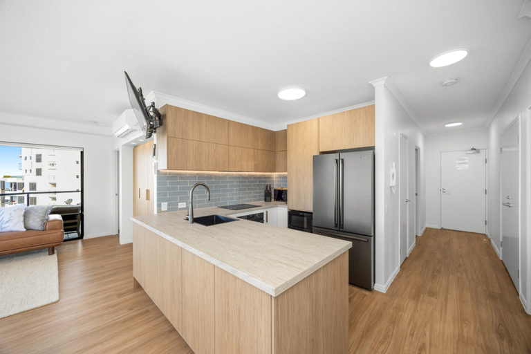 Private kitchen 3, Poolside 3-bed Retreat Near Kings Beach, Caloundra - Caloundra S.