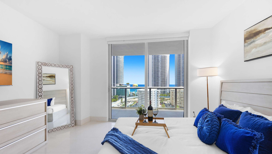 Room 2, Apt With Private Balcony Incredible Pool, Broward