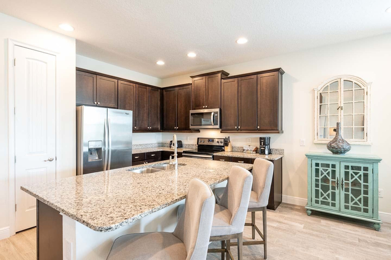 Private kitchen 3, Encore 8BR Home, Pool & Spa, 10 Min to Disney, Osceola