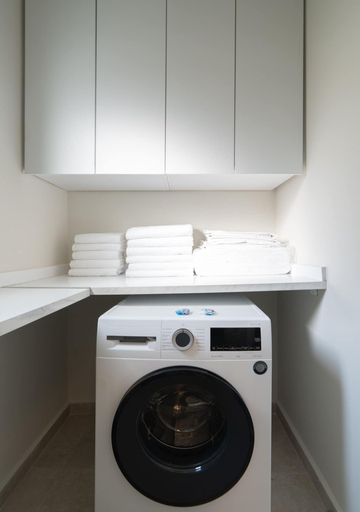 Room 5, LIV - Chic 2BR Signature Flat Near Metro, Attica
