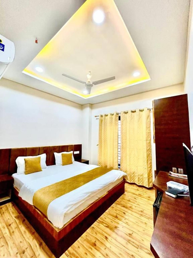 Room 5, shree gurukripa inn, West Nimar