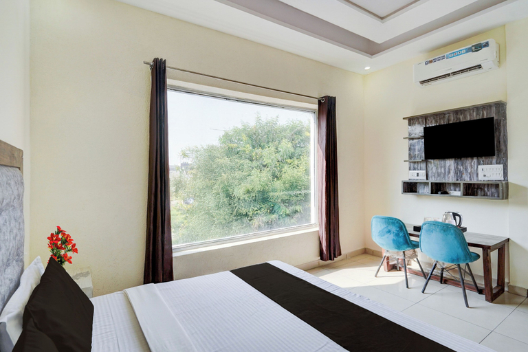 Room 2, Hotel O Meerut Central College Formerly, Meerut