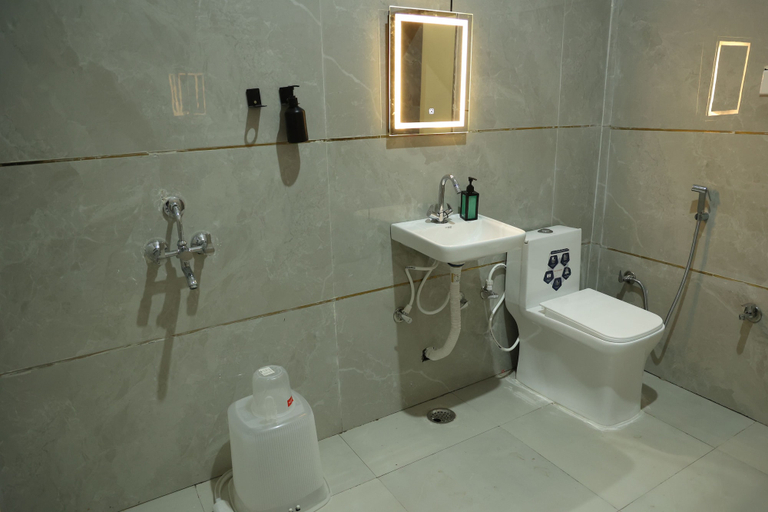 Bathroom 2, Monkey River Resort, Panna
