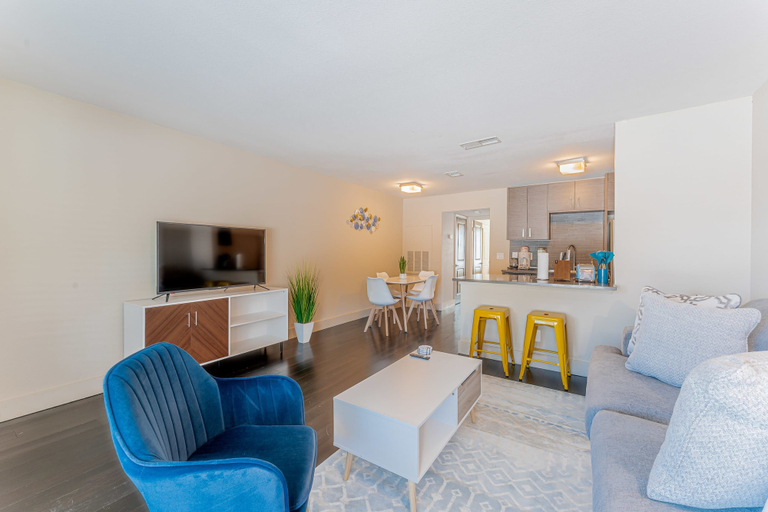 Room 4, King bed 1BR Close to Downtown w Fast Wifi w Pool, Travis