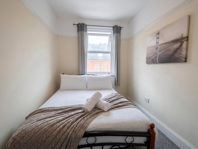 Room 2, Stylish 3-bed Apartment - Caterham - Sleeps 5, Surrey