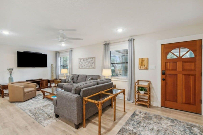 Living area 3, 30+ Day Coastal Cottage Near Downtown, Nassau