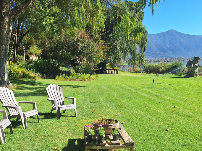 Room 3, Lakefront Aculeo Red House Wifi Pet Wood Hot Tub, Maipo