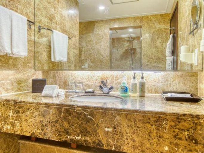 Bathroom 4, Qingdao Blue Horizon Hotel Laoshan, Qingdao