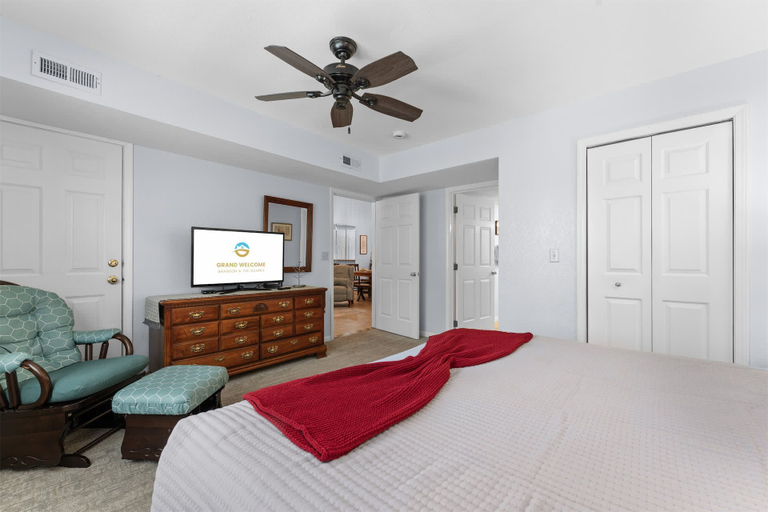 Room 2, Serenity by the Lake - 3BR Home, Taney