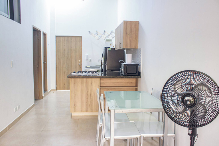 Dining room, 51 Close to Laureles, Metro and Restaurants, Medellín