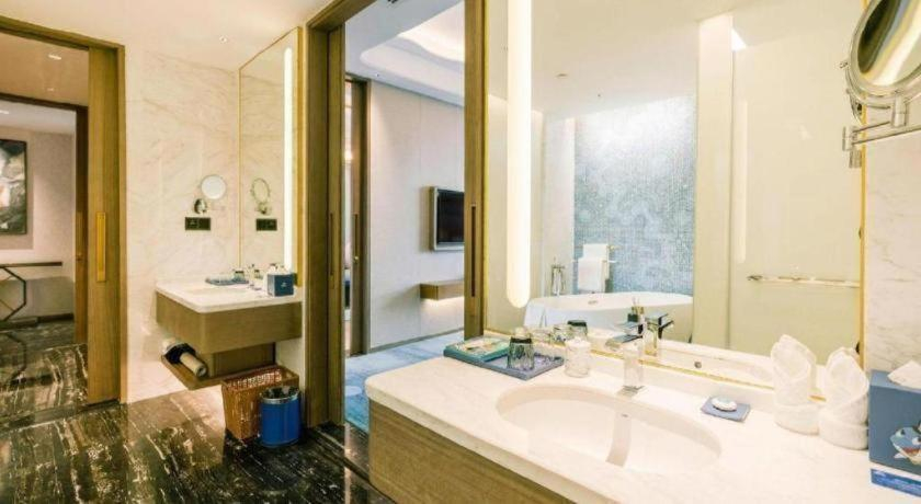 Bathroom 5, Dolphin Bay Hotel, Kunming