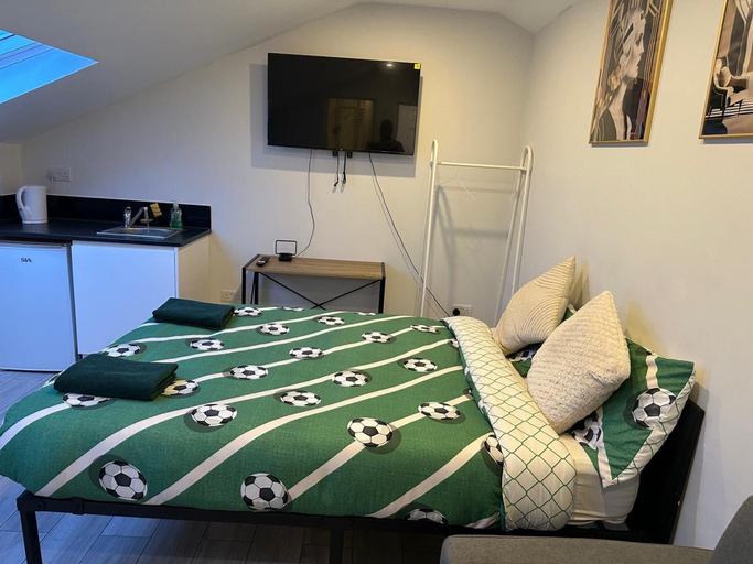 Room 3, Apartment Sleeps 3 Near High Street, London