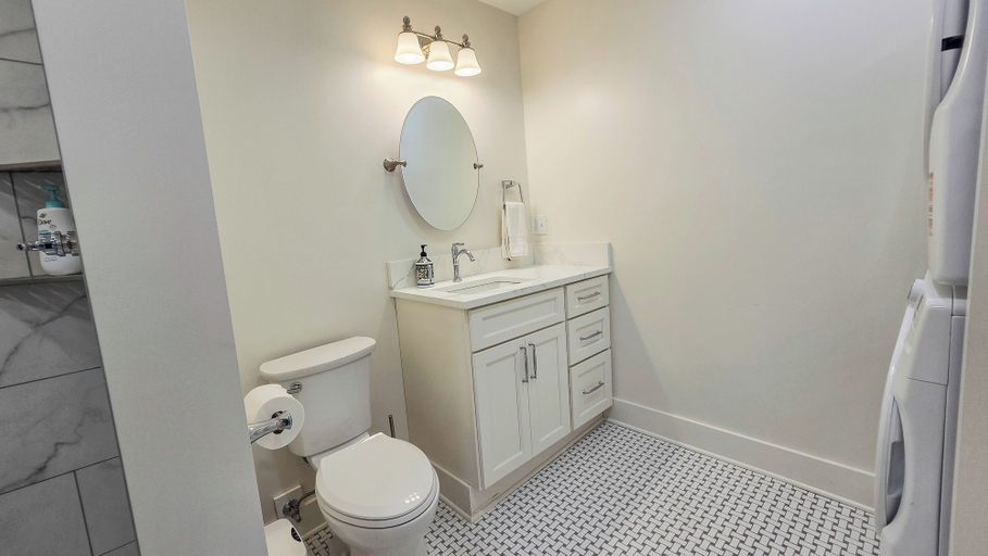 Bathroom 3, Groton Hotel, Tompkins