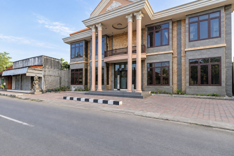 Front of property 2, Townhouse Oak Hotel Grand Puri, Klungkung