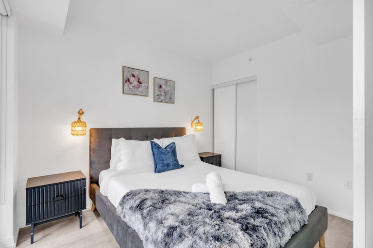 Room 4, Downtown Suites Near Eaton Centre, Toronto