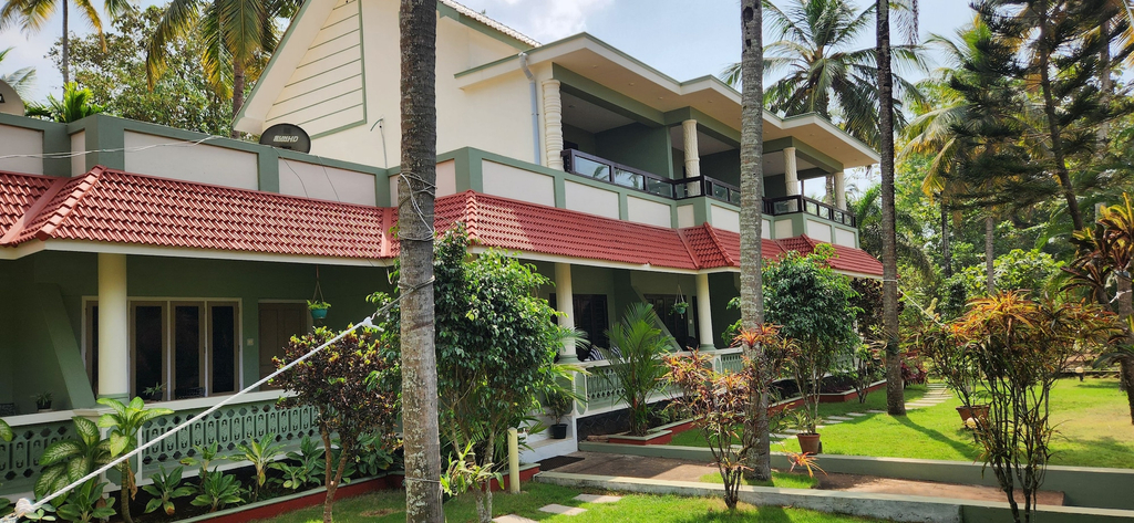 Exterior & Views