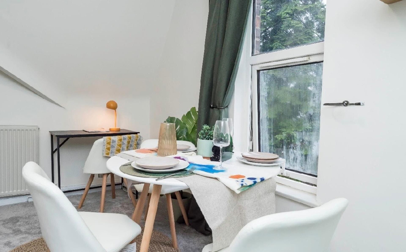 Dining 3, Apartment Sleeps 3 - Parking - Wifi & Tv, Birmingham