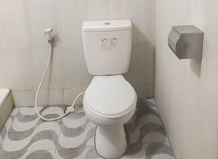 Bathroom 5, Rumah Panggung Guest House Syariah Mitra RedDoorz, Cirebon