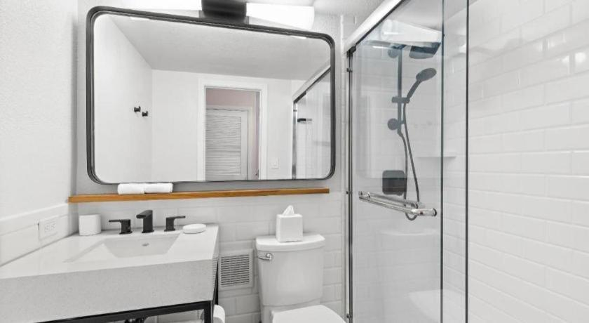 Bathroom 4, Bellwether Beach Resort, Pinellas