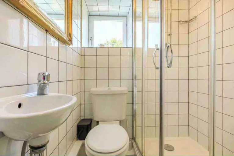 Bathroom 2, Cottage Sleeps 6 With Sea View and Patio, Dorset