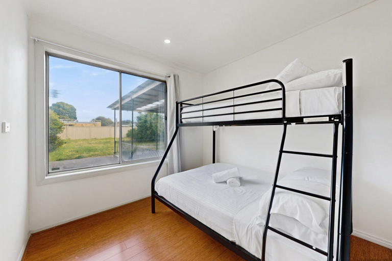 Room 3, Spacious 4-bed House With Garden in Glenroy, Melbourne