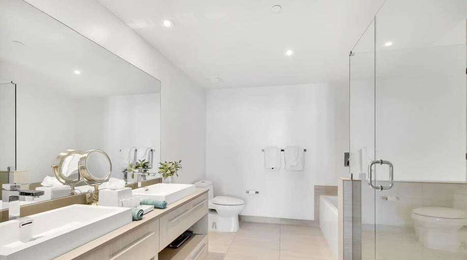 Room 2, Luxury 2BR Pools Free Parking, Broward