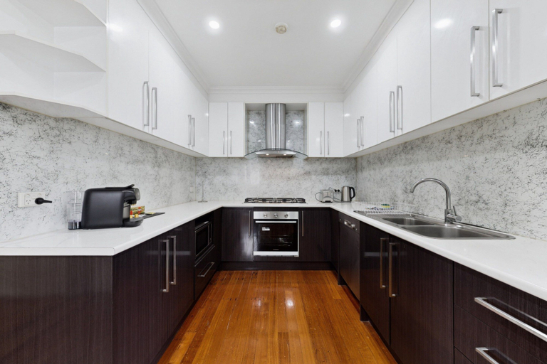 Private kitchen, Spacious 4-bed House With Garden in Glenroy, Melbourne