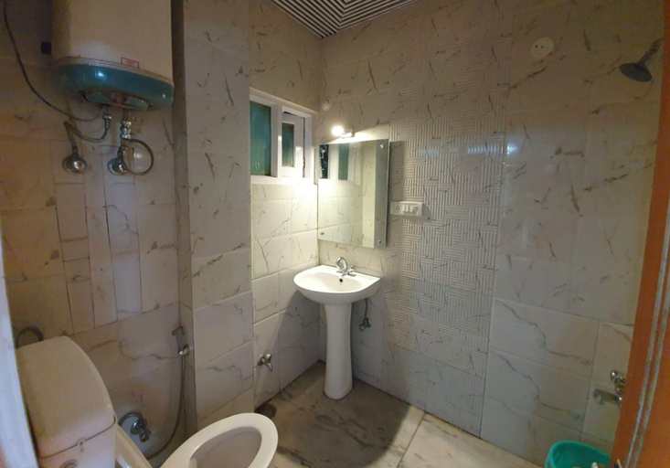 Bathroom 4, Hotel Diplomat, Shimla