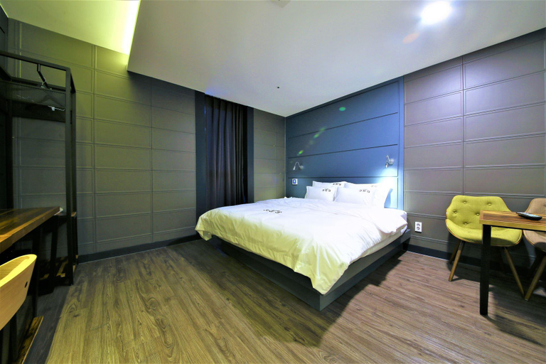 Bedroom 4, Yangsan Mulgeum 369, Yangsan